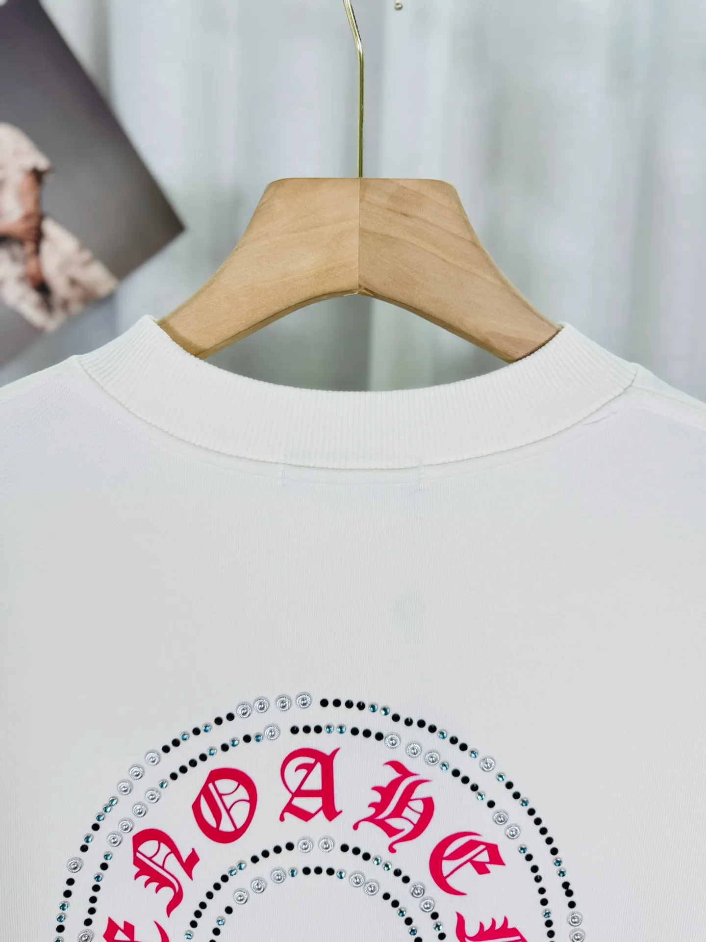 P260 top version, real shot without P, ​​different from market currency) 𝗖𝗵𝗿𝗼𝗺𝗲 𝗛𝗲𝗮𝗿𝘁𝘀/Cro Heart 2025 Reflective Embroidery Beads Compass Embroidery Autumn and Winter New Original Counter American Laser Burnt 3D Diamond Embroidery Couple Casual Sweater 👑The highest version! Customized fabric 420g tripe terry fabric! American acid-washed and distressed original fabric laser burnt ✟appliqué embroidery and exquisite embroidery of letters! The best-selling model in the counter, very comfortable to wear. Accessories: original molded and authenticated collar label➕100% silk wash label. Genuine purchase-grade original hangtag➕matching hanging rope➕3D hanging beads➕original packaging bag. Craftsmanship: The original version has consistent wiring! The highest version of the armhole matching technique! Color: Black White Size: S M L XL Style No.: 9321